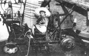 Девочка и Хренолёт ("Молодой Коммунар", 30 мая 2000 года, &copy; Фото Игоря ИВАНОВА)